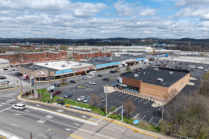 136 McKees Rocks Plz, McKees Rocks, PA à louer - Photo du bâtiment - Image 3 de 15