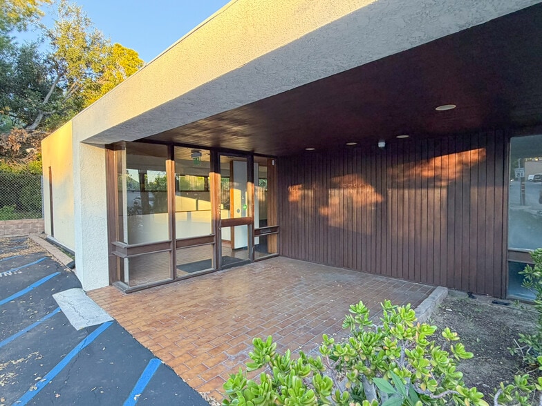 1061 Valley Sun Ln, La Cañada Flintridge, CA for lease - Building Photo - Image 2 of 14