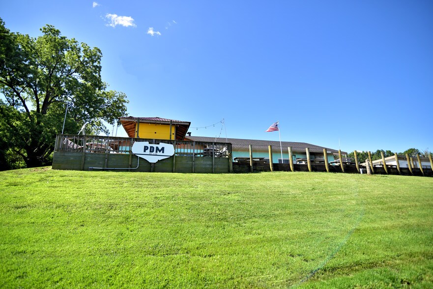 12364 Neale Sound Dr, Cobb Island, MD à vendre - Photo du bâtiment - Image 2 de 59
