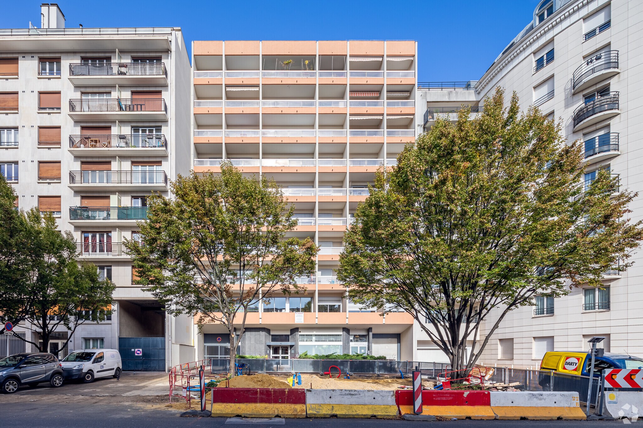 Flex in Montrouge for lease Building Photo- Image 1 of 4