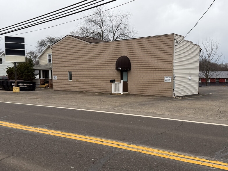 7304 Wales Ave NW, Canton, OH à vendre - Photo du bâtiment - Image 2 de 23