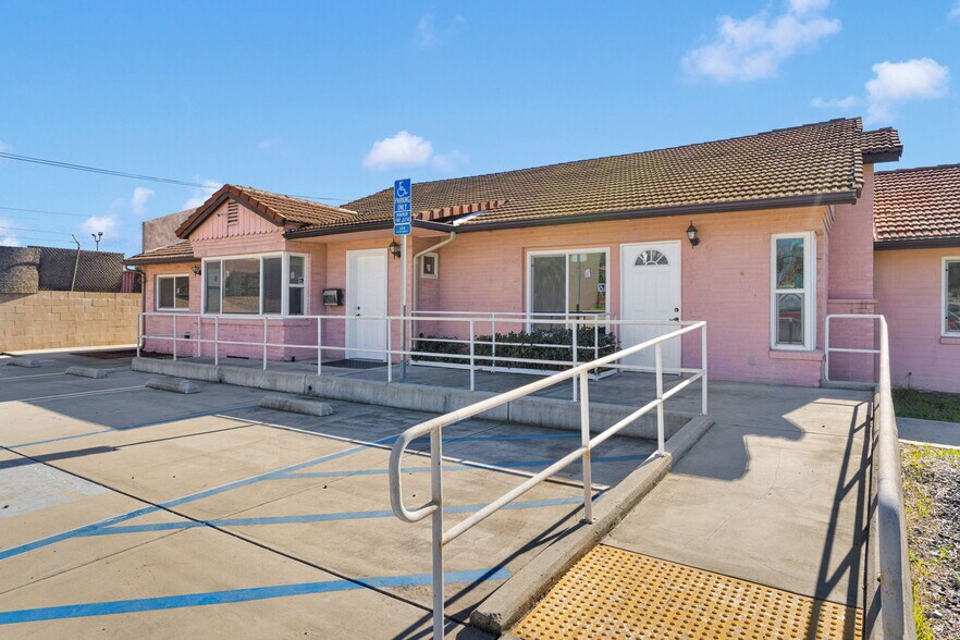 943 W Holt Blvd, Ontario, CA à vendre - Photo du bâtiment - Image 3 de 34