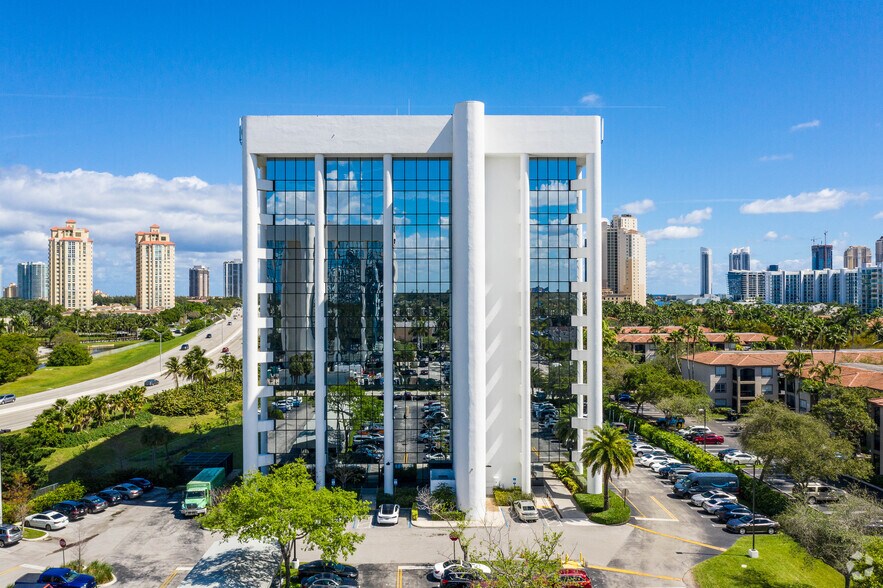 2999 NE 191st St, Aventura, FL à louer - Photo du bâtiment - Image 2 de 6