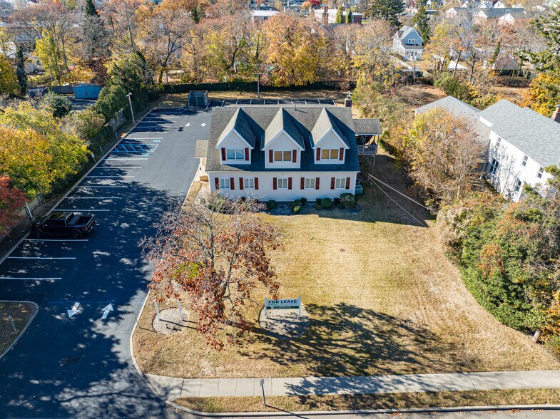 24 Brentwood Rd, Bay Shore, NY à louer - Aérien - Image 2 de 10