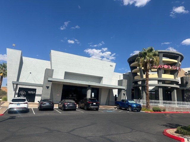 601-611 Mall Ring Cir, Henderson, NV for lease Building Photo- Image 1 of 2