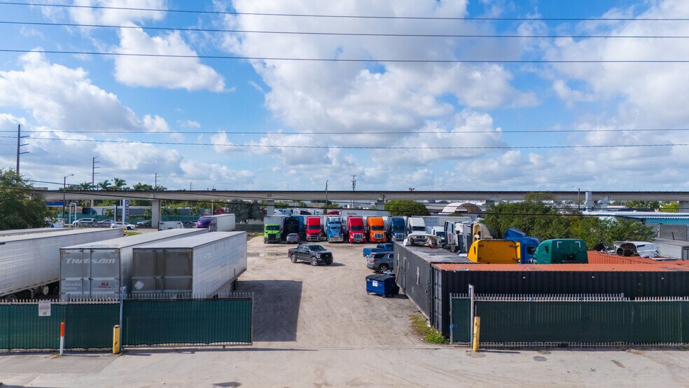 7133 NW 27th Ave, Miami, FL à louer - Photo du bâtiment - Image 3 de 9