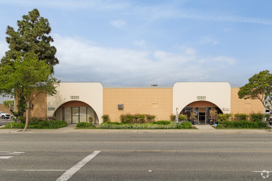 10621 Bloomfield St, Los Alamitos, CA à louer - Photo du bâtiment - Image 3 de 15