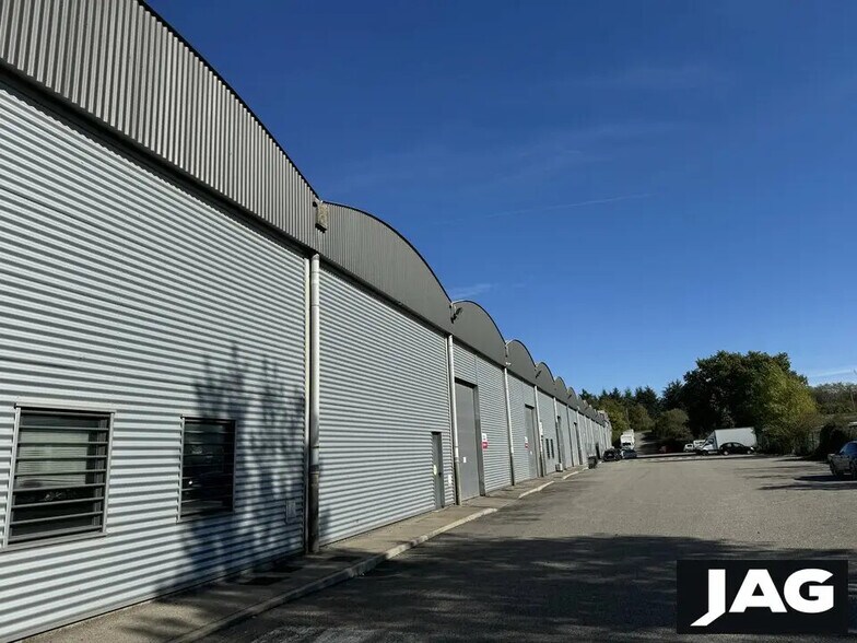 Flex dans Saint-Priest à louer - Photo du bâtiment - Image 3 de 6