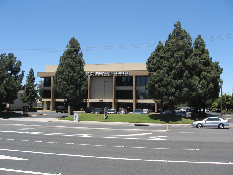 10061 Talbert Ave, Fountain Valley, CA à louer - Photo du bâtiment - Image 2 de 3