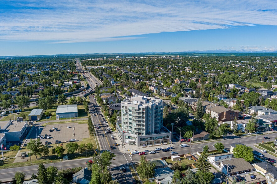 2505 17th Ave SW, Calgary, AB à vendre - Aérien - Image 3 de 8