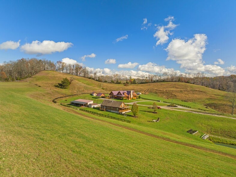 2374 Murphy Fork Rd, Hazel Green, KY for sale - Primary Photo - Image 1 of 118