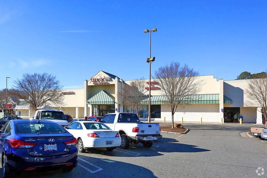 301-309 Oyster Point Rd, Newport News, VA for lease - Building Photo - Image 2 of 7