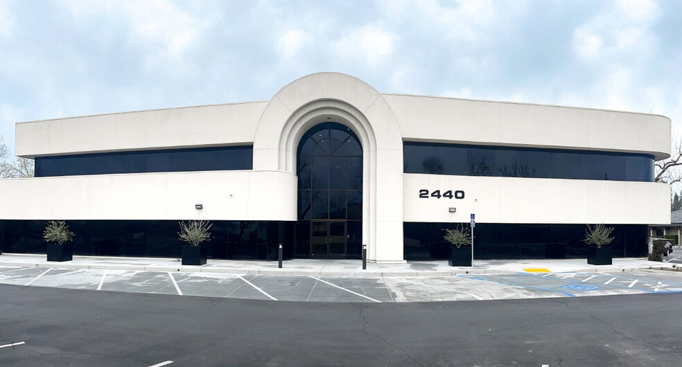2440 W Shaw Ave, Fresno, CA for lease - Building Photo - Image 1 of 6