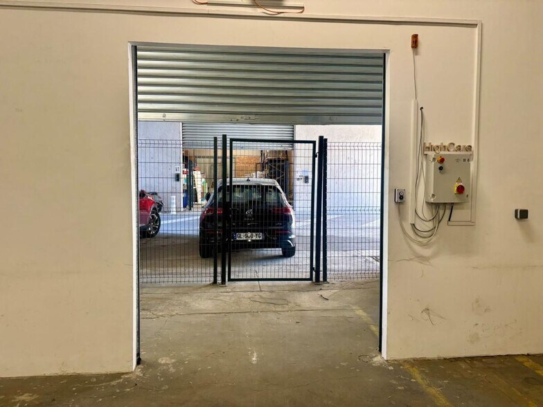 Flex in Marseille for lease - Interior Photo - Image 3 of 12