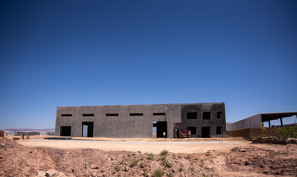 3955 Aviator Dr, St George, UT for lease - Building Photo - Image 2 of 7