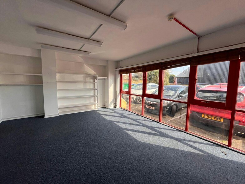 Edison Rd, Aylesbury for lease - Building Photo - Image 2 of 8