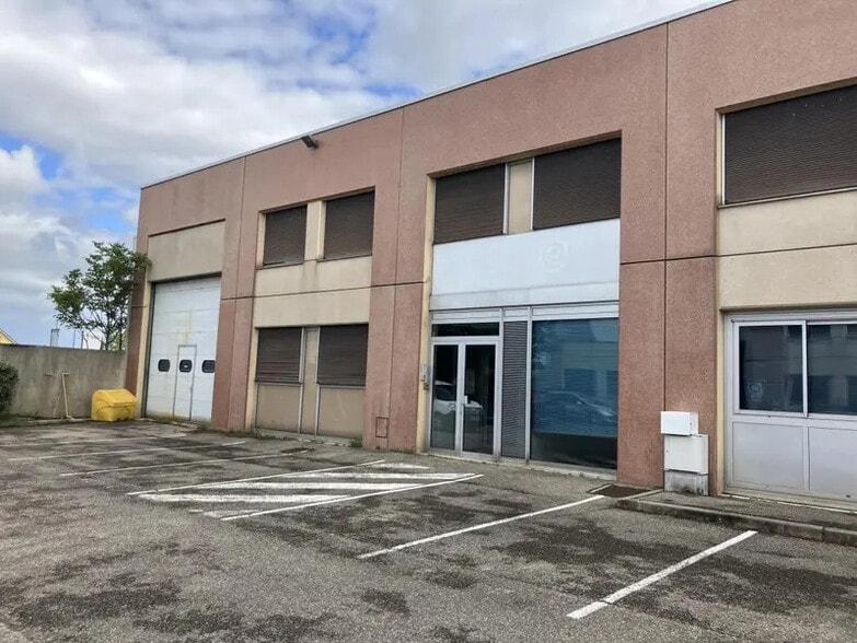 2-4 Rue Paul Villard, Chassieu à louer - Photo du bâtiment - Image 3 de 38