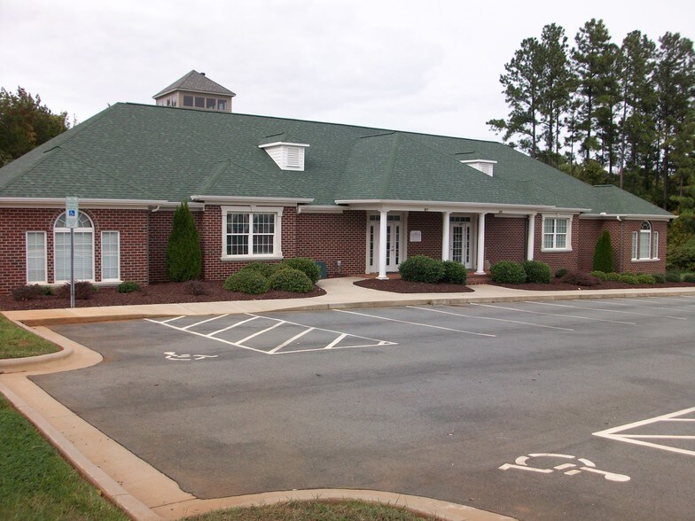 2977 Crouse Ln, Burlington, NC à louer - Photo du bâtiment - Image 2 de 12