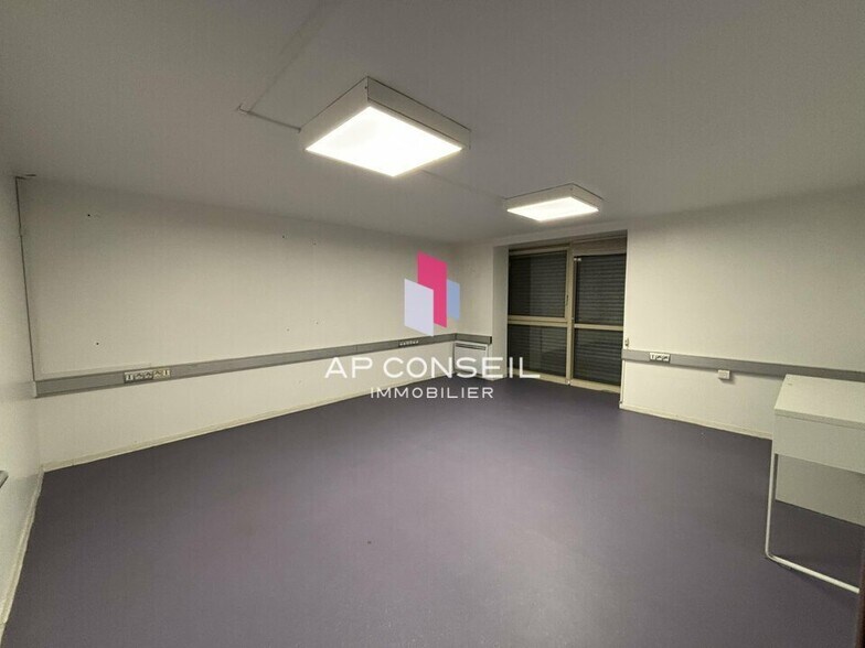 Office in Versailles for lease - Interior Photo - Image 2 of 12