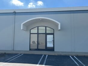 21110-21129 Osborne St, Canoga Park, CA for lease Interior Photo- Image 1 of 1