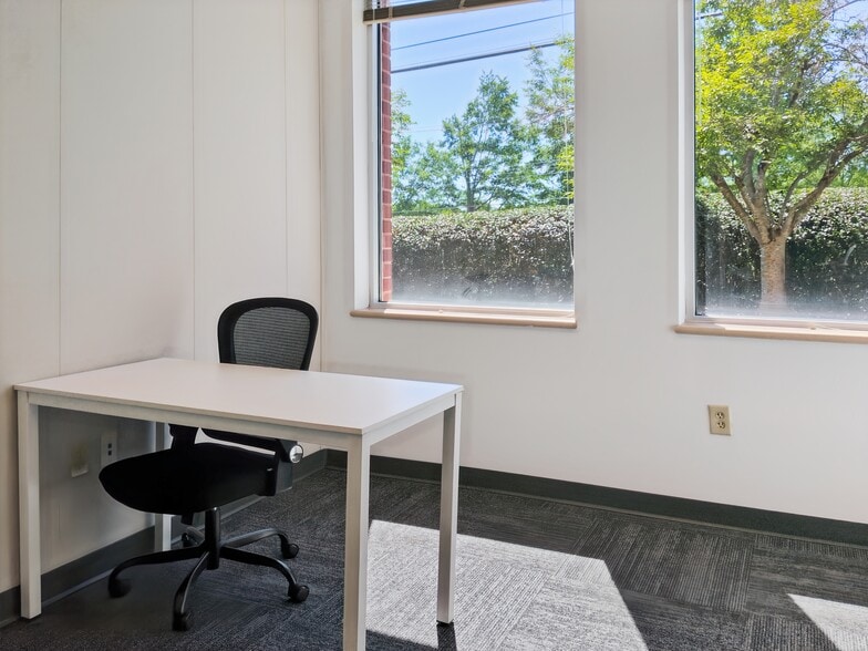 1831 Eastchester Dr, High Point, NC for lease - Building Photo - Image 3 of 8