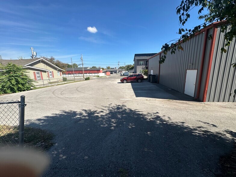 517 E 7th Ave, Bowling Green, KY à louer - Photo du bâtiment - Image 3 de 4