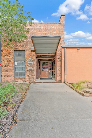 707 W Vickery Blvd, Fort Worth, TX for lease - Building Photo - Image 3 of 15