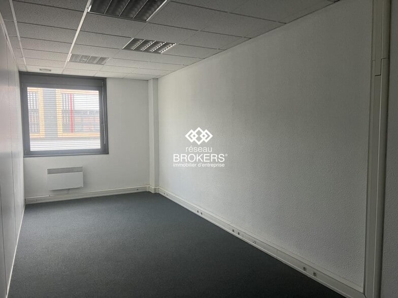Flex in Saint-Quentin-Fallavier for lease - Interior Photo - Image 3 of 9