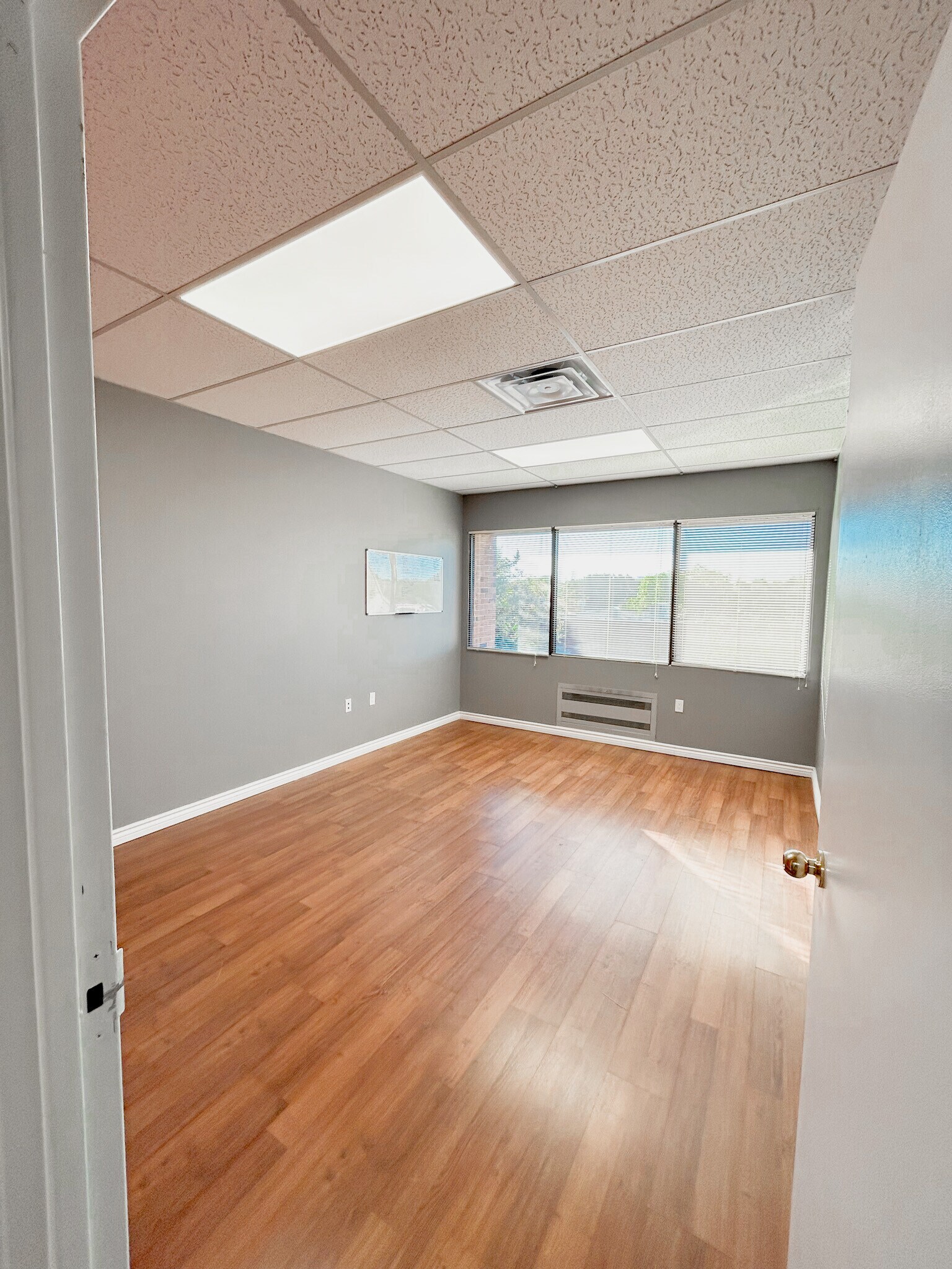 120 Wellington St, London, ON for lease Interior Photo- Image 1 of 10