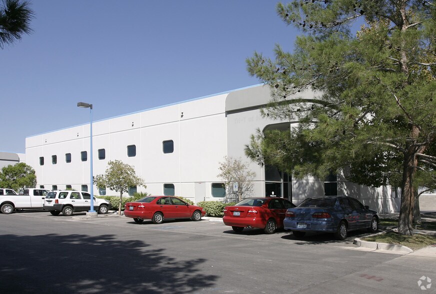 4670 Polaris Ave, Las Vegas, NV à louer - Photo du bâtiment - Image 3 de 14