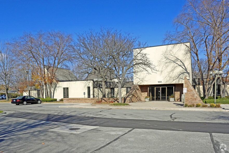 100 Maple Park Blvd, Saint Clair Shores, MI for lease - Primary Photo - Image 1 of 4