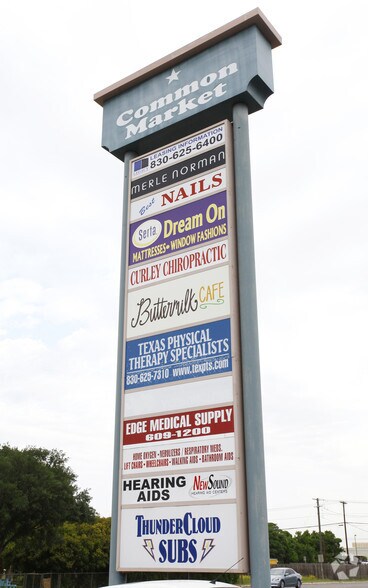 1312 E Common St, New Braunfels, TX à louer - Photo principale - Image 1 de 3