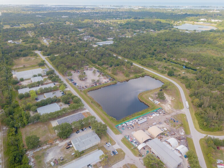 572 Rusty Marshall Dr, Englewood, FL à vendre - Photo du bâtiment - Image 3 de 8