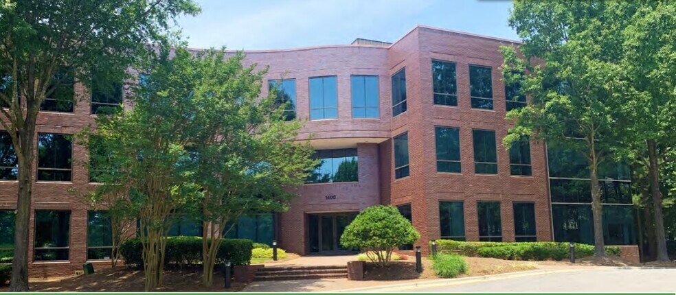 1400 Crescent Green, Cary, NC à louer - Photo du bâtiment - Image 3 de 8