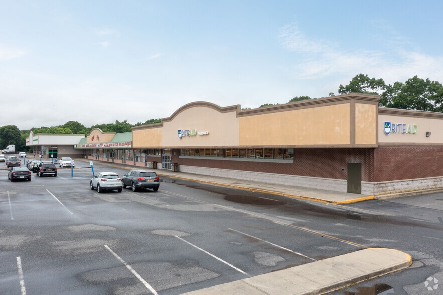 671 Old Town Rd, Terryville, NY à louer - Photo du bâtiment - Image 3 de 8