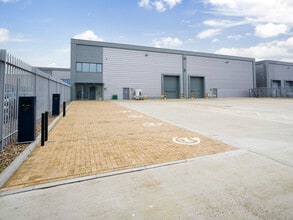 Leeside Rd, Londres à louer Photo du bâtiment- Image 2 de 6