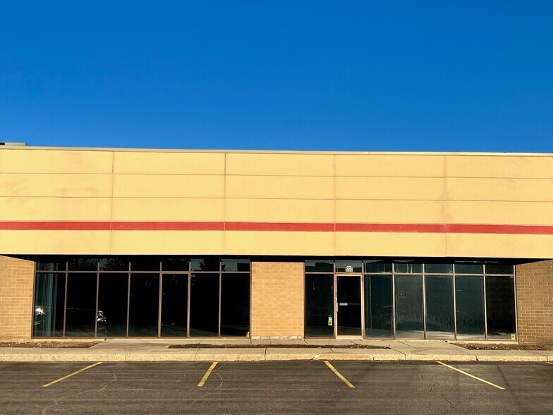 38855 Hills Tech Dr, Farmington Hills, MI à louer - Photo du bâtiment - Image 2 de 10