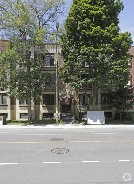 2711 Boul Édouard-Montpetit, Montréal, QC à vendre - Photo du bâtiment - Image 2 de 2