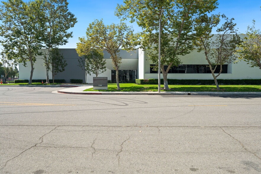 7100 Village Dr, Buena Park, CA à louer - Photo du bâtiment - Image 2 de 23