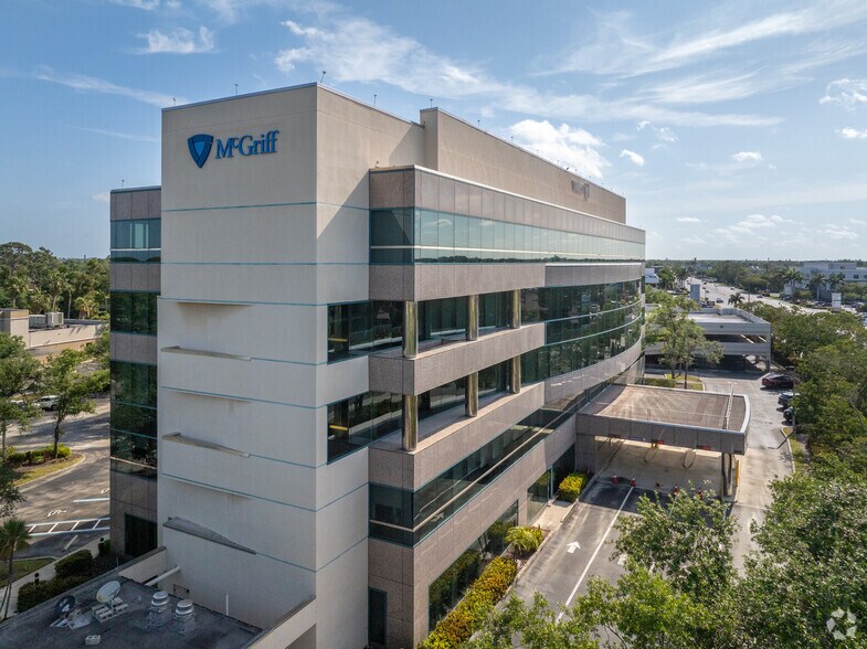 12751 New Brittany Blvd, Fort Myers, FL à louer - Photo du bâtiment - Image 3 de 4