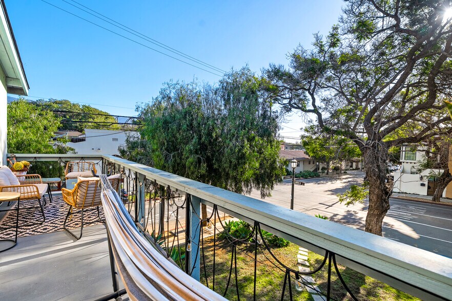 333 E Carrillo St, Santa Barbara, CA à vendre - Photo du bâtiment - Image 3 de 12