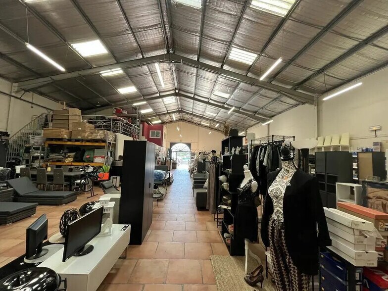 Retail in Graveson for lease - Interior Photo - Image 3 of 11