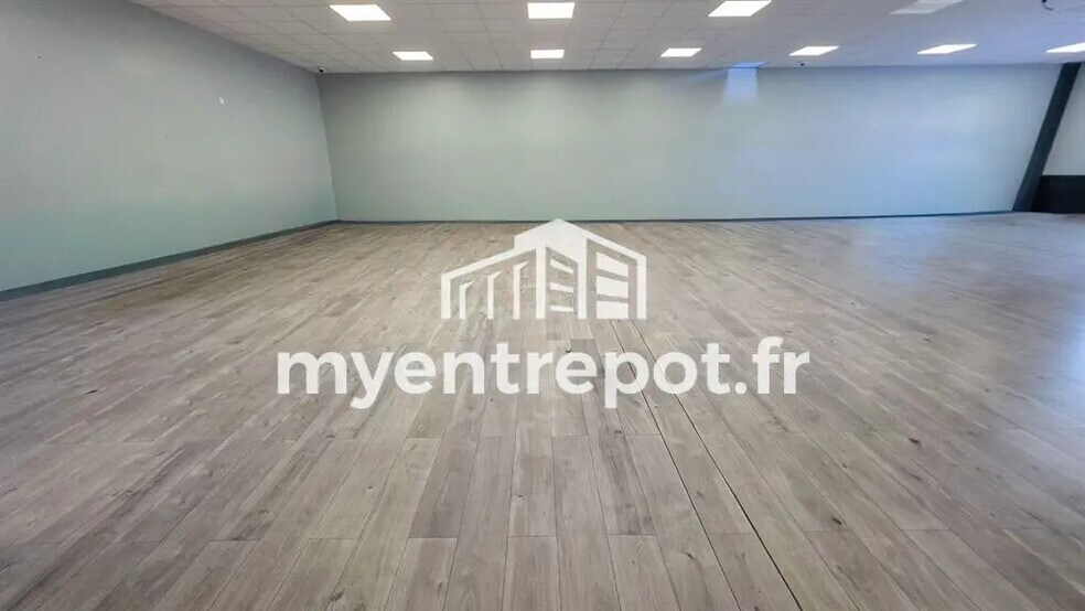 Flex in Aubagne for lease - Interior Photo - Image 2 of 5
