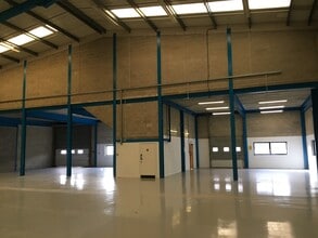 Newton Rd, Crawley for lease Interior Photo- Image 2 of 4