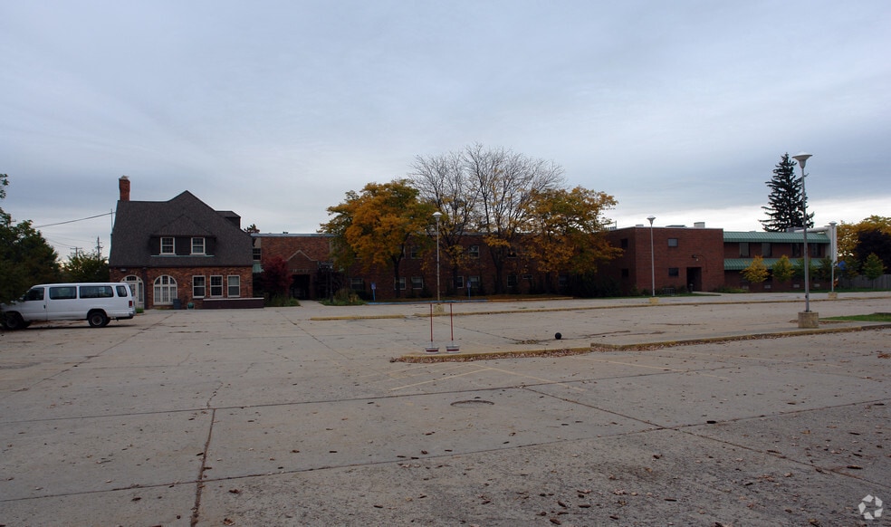 6902 Chicago Rd, Warren, MI for sale - Building Photo - Image 2 of 5