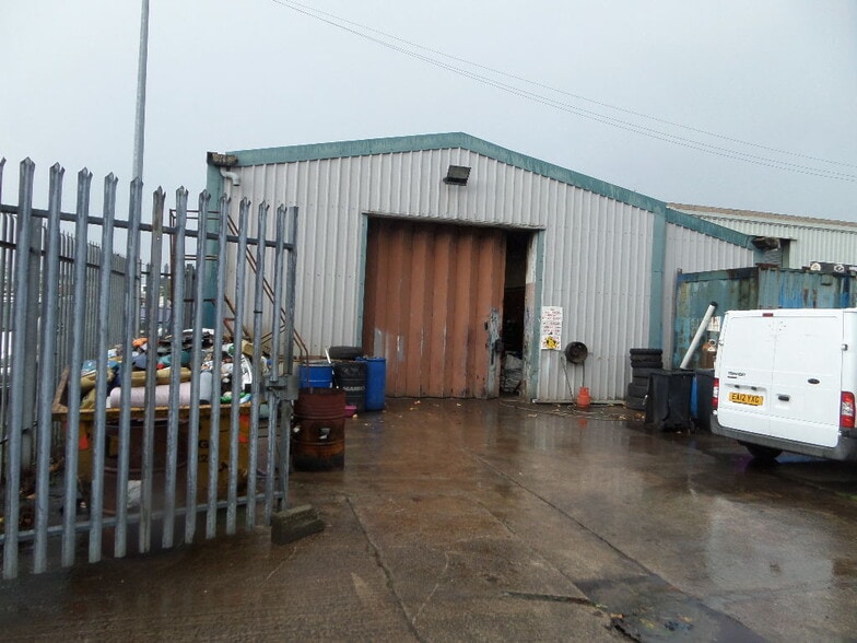 PRINCES WAY BRIDGEND INDUSTRIAL ESTATE portefeuille de 2 propriétés à vendre sur LoopNet.ca - Photo du bâtiment - Image 2 de 5