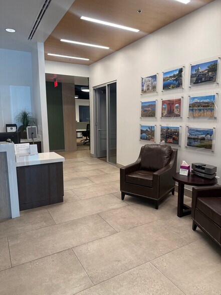 PARKWAY CROSSING portefeuille de 2 propriétés à vendre sur LoopNet.ca - Photo du bâtiment - Image 2 de 13