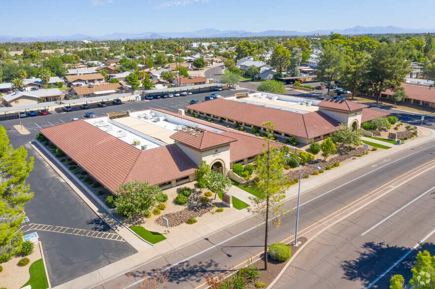4677 S Lakeshore Dr, Tempe, AZ à louer - Photo du bâtiment - Image 3 de 6