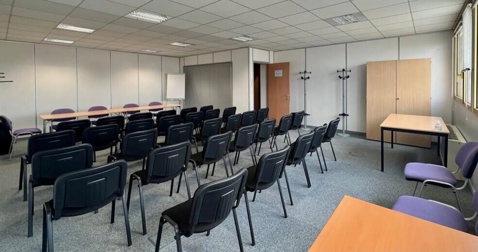 Bureau dans Rueil-Malmaison à louer - Photo du bâtiment - Image 3 de 27