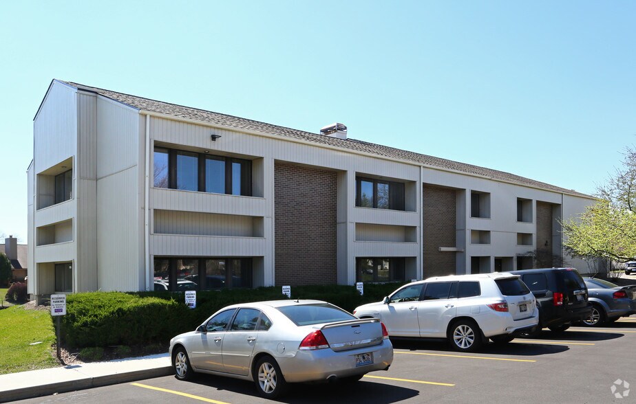 6085 Strathmoor Dr, Rockford, IL à vendre - Photo du bâtiment - Image 3 de 4